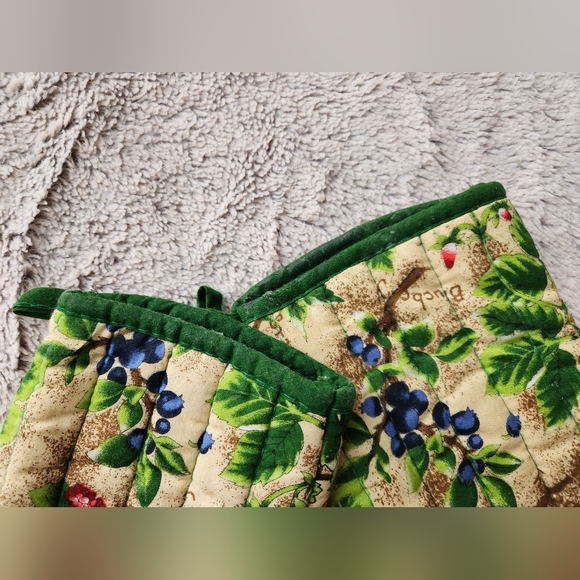 FREE 🍇 Pair of Oven Mitts W. Purchase - Picture 2 of 4